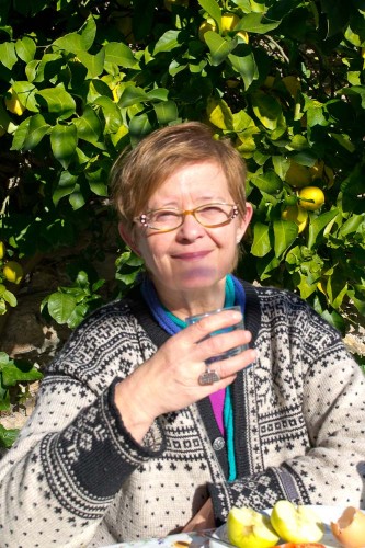 Sissel spiser lunch i hagen