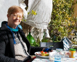 Sissel spiser lunch på terrassen