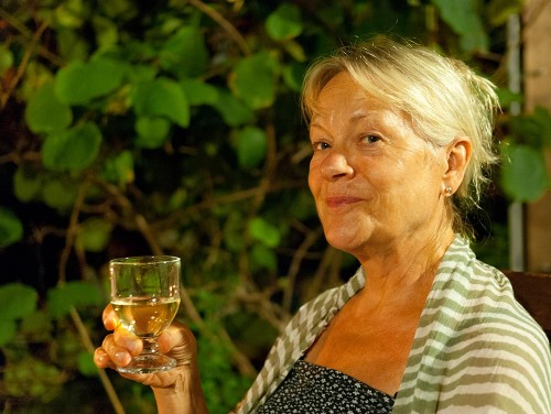 Kari med et vinglass