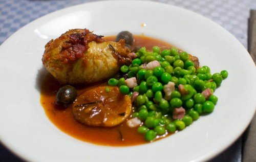 Pollo sotto limone, con piselli e pancetta