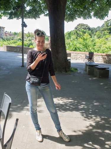 Karine sjekker epost i gamlebyen i Colle Val d'Elsa