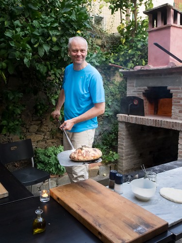 Tage startet kvelden med en foccacia
