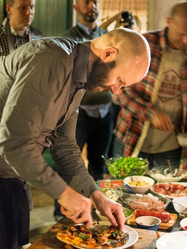 En av pizzakokkene i dyp konsentrasjon